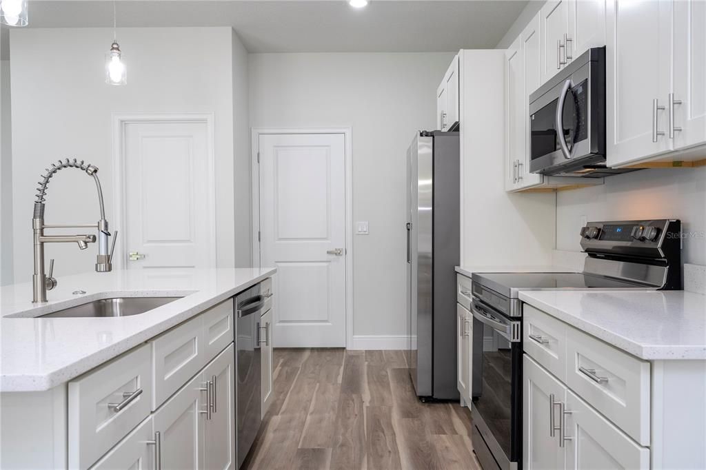 На продажу: $334,890 (4 спален, 3 ванн, 1952 Квадратных фут)