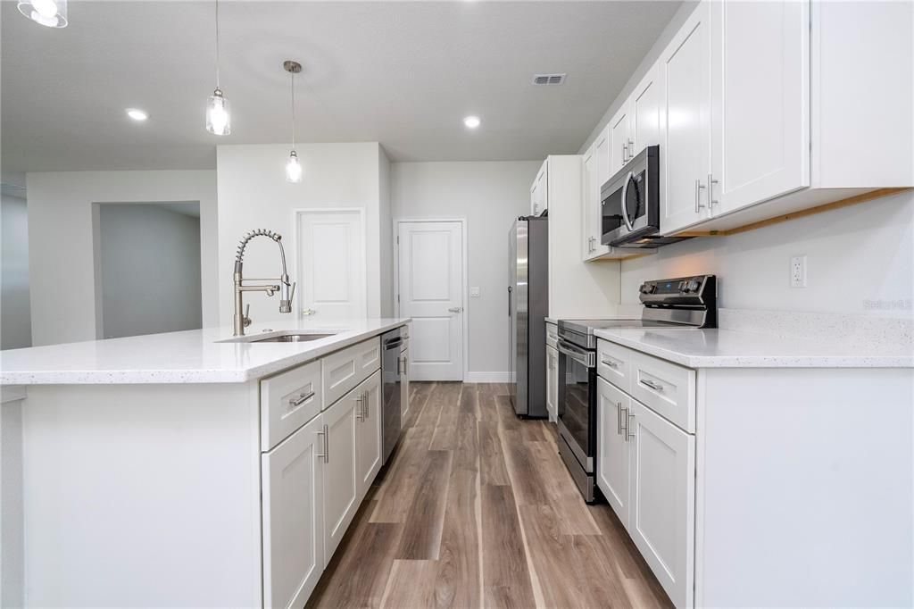 На продажу: $334,890 (4 спален, 3 ванн, 1952 Квадратных фут)