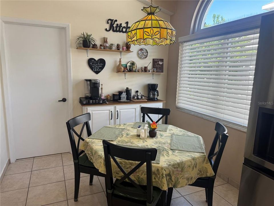 Под контрактом: $410,000 (3 спален, 2 ванн, 1551 Квадратных фут)