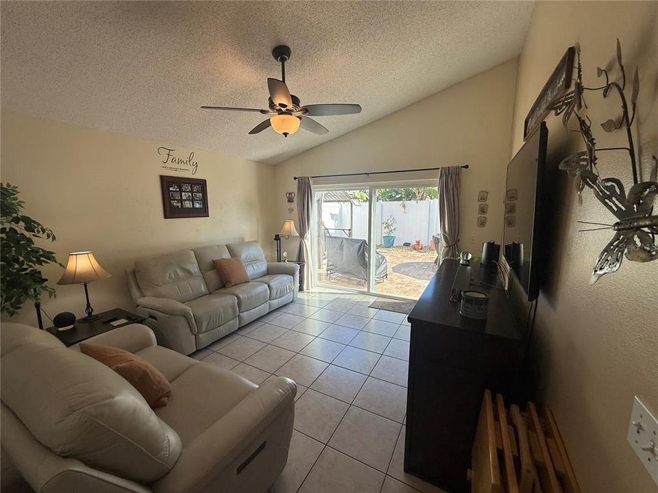 Под контрактом: $410,000 (3 спален, 2 ванн, 1551 Квадратных фут)