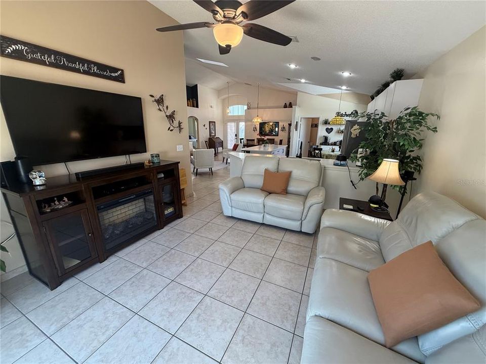 Под контрактом: $410,000 (3 спален, 2 ванн, 1551 Квадратных фут)