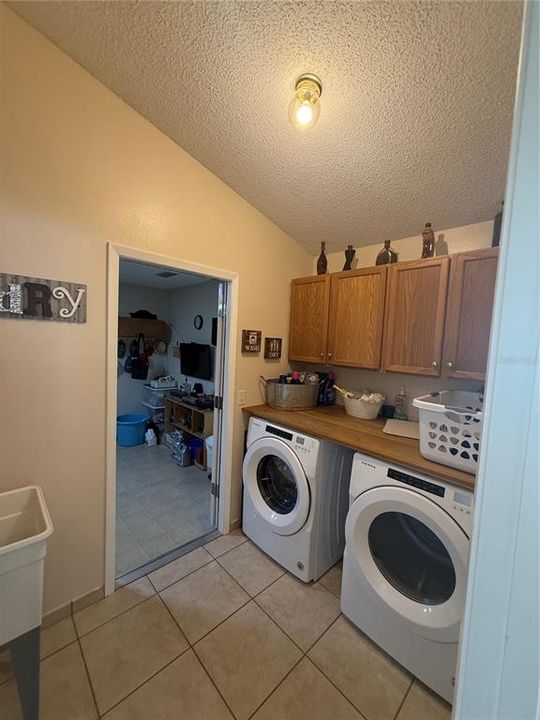 Под контрактом: $410,000 (3 спален, 2 ванн, 1551 Квадратных фут)