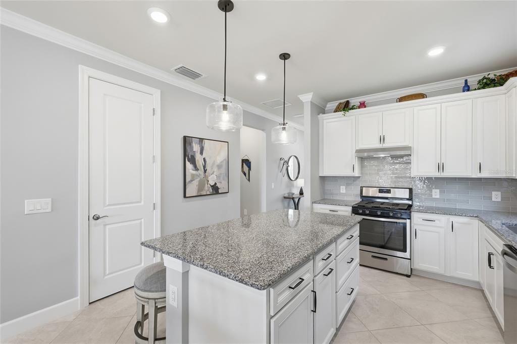 Под контрактом: $499,900 (2 спален, 2 ванн, 1405 Квадратных фут)