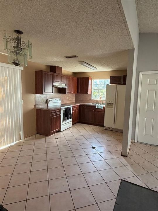 Active With Contract: $235,000 (3 beds, 1 baths, 1082 Square Feet)