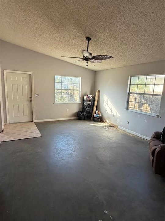 Active With Contract: $235,000 (3 beds, 1 baths, 1082 Square Feet)