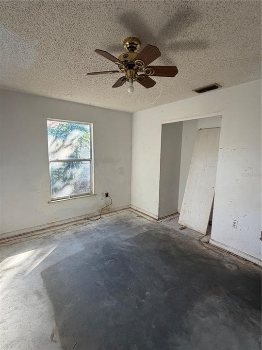 Active With Contract: $235,000 (3 beds, 1 baths, 1082 Square Feet)