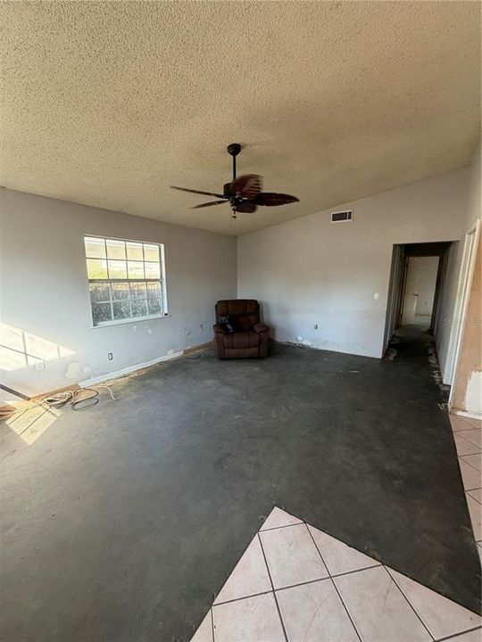 Active With Contract: $235,000 (3 beds, 1 baths, 1082 Square Feet)