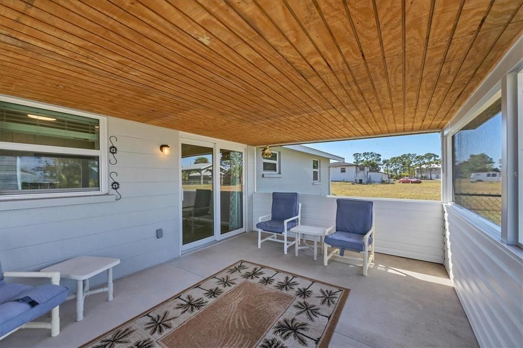 For Sale: $289,000 (2 beds, 1 baths, 816 Square Feet)