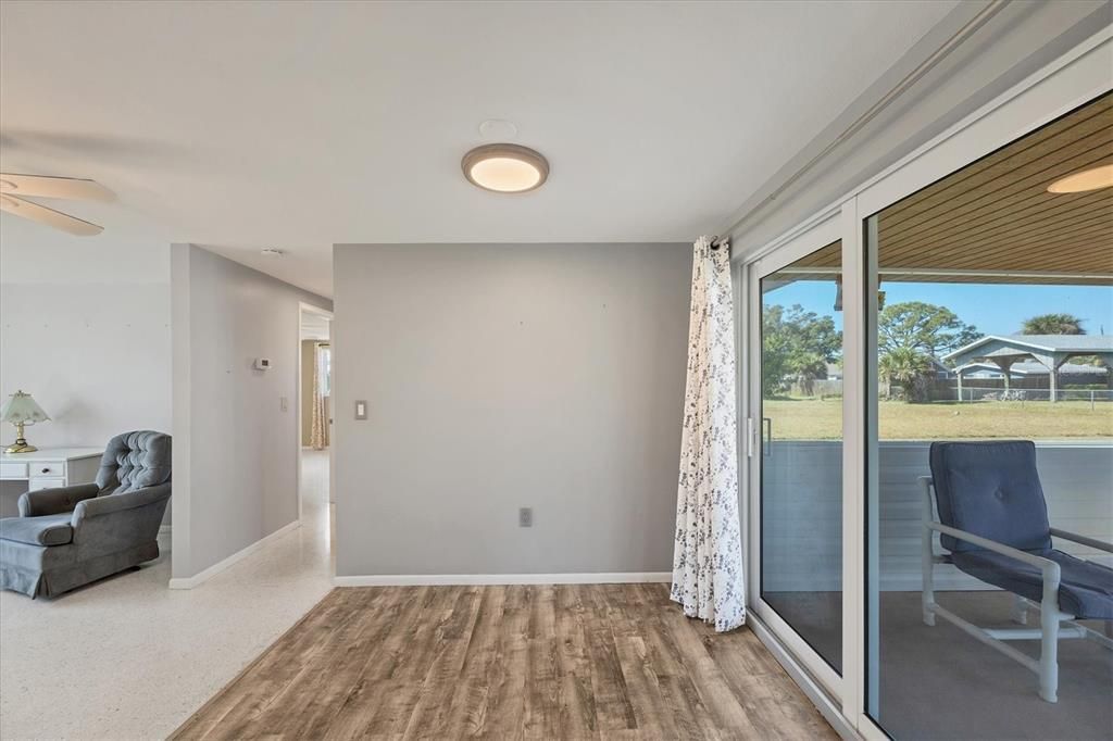 For Sale: $289,000 (2 beds, 1 baths, 816 Square Feet)