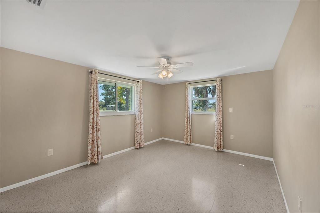 For Sale: $289,000 (2 beds, 1 baths, 816 Square Feet)