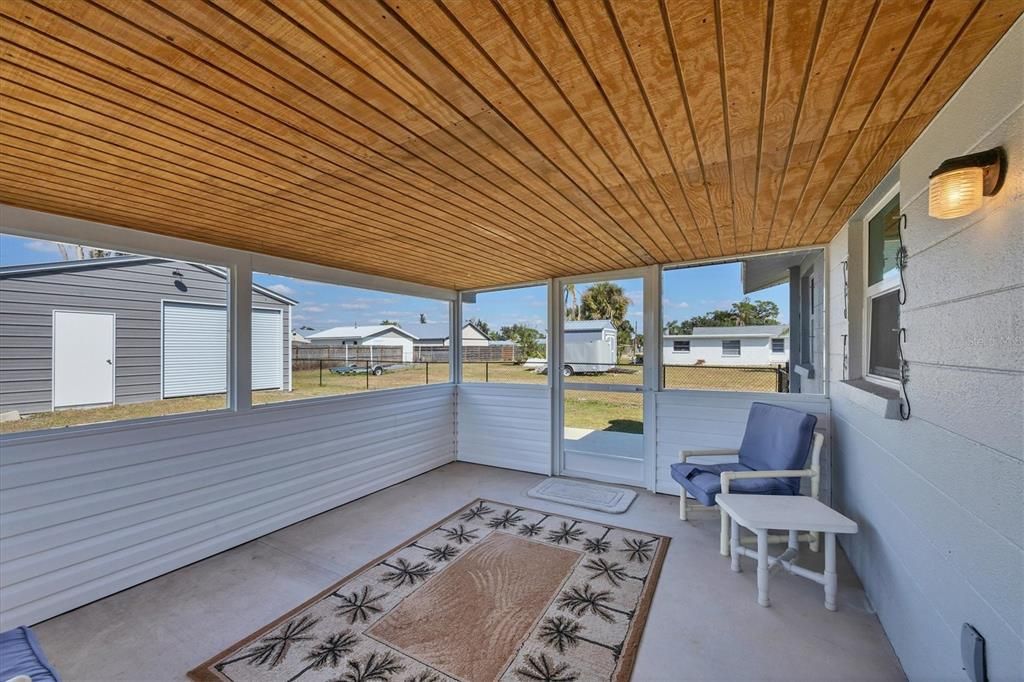 For Sale: $289,000 (2 beds, 1 baths, 816 Square Feet)