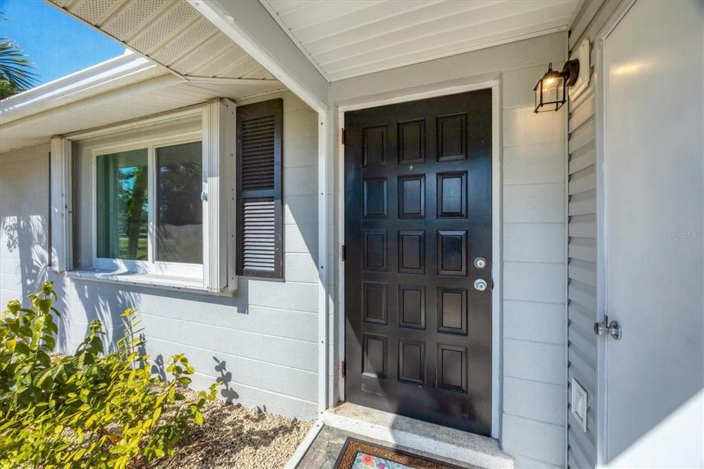 For Sale: $289,000 (2 beds, 1 baths, 816 Square Feet)