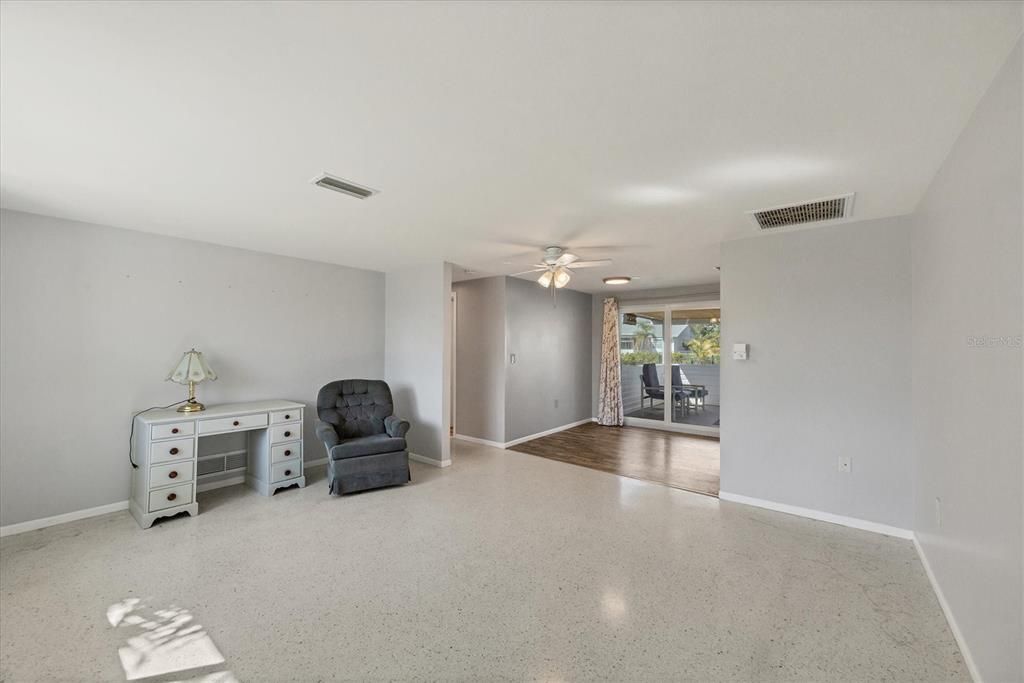 For Sale: $289,000 (2 beds, 1 baths, 816 Square Feet)