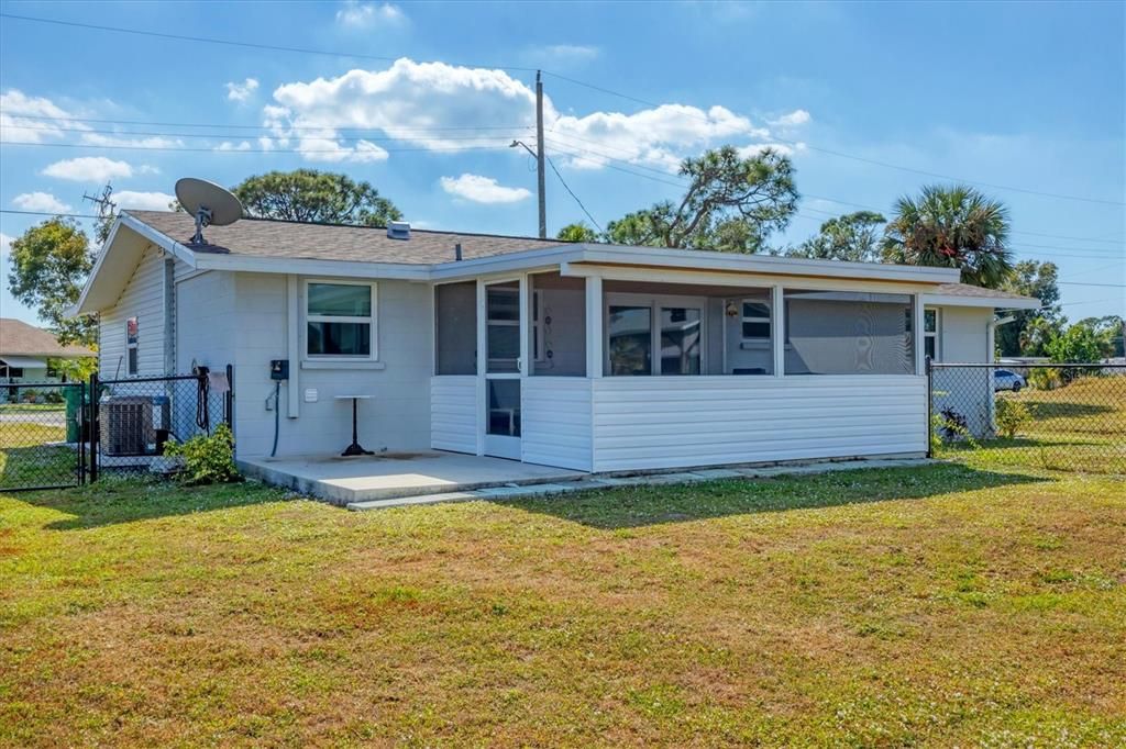 For Sale: $289,000 (2 beds, 1 baths, 816 Square Feet)