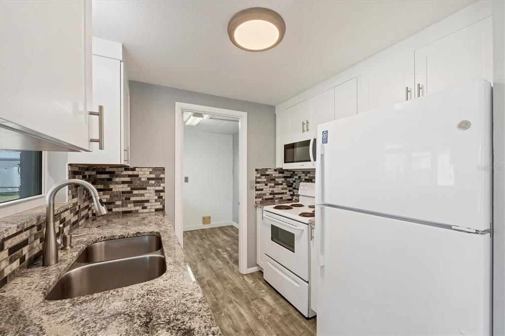 For Sale: $289,000 (2 beds, 1 baths, 816 Square Feet)