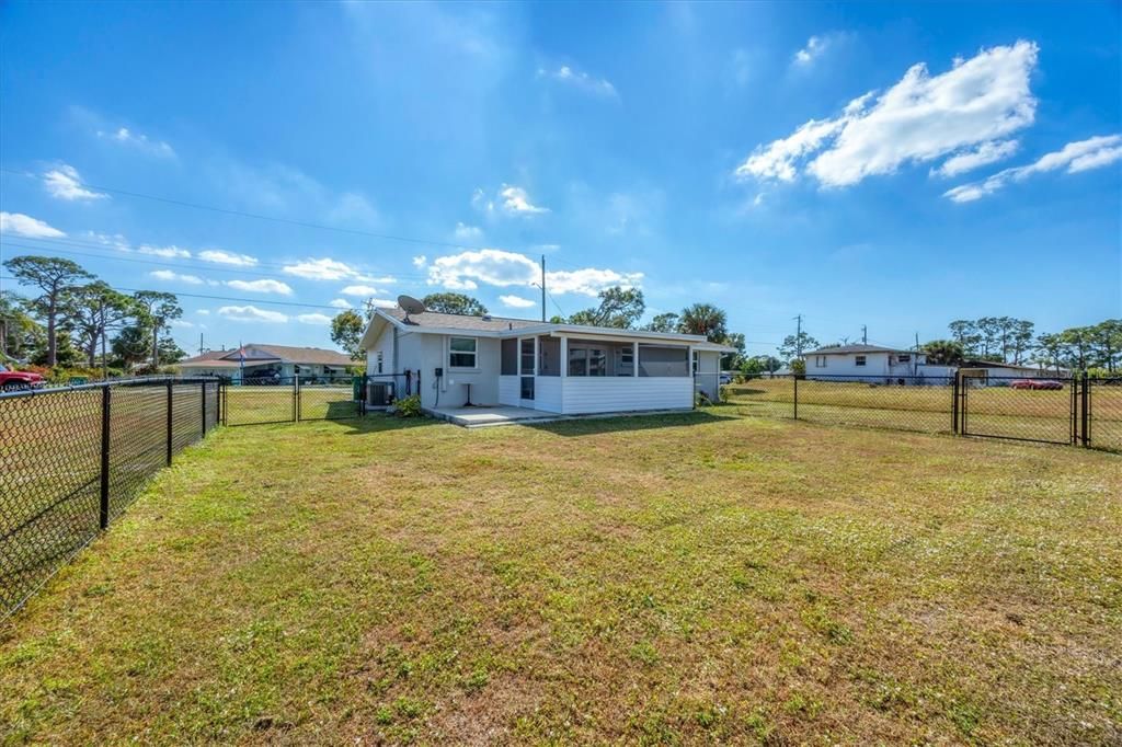 For Sale: $289,000 (2 beds, 1 baths, 816 Square Feet)