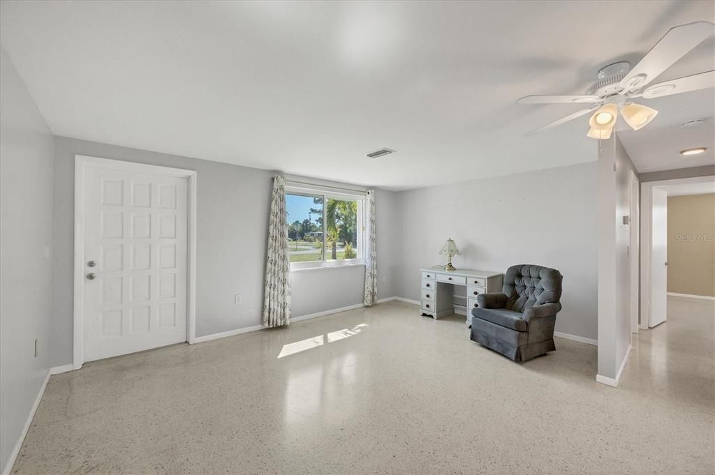 For Sale: $289,000 (2 beds, 1 baths, 816 Square Feet)