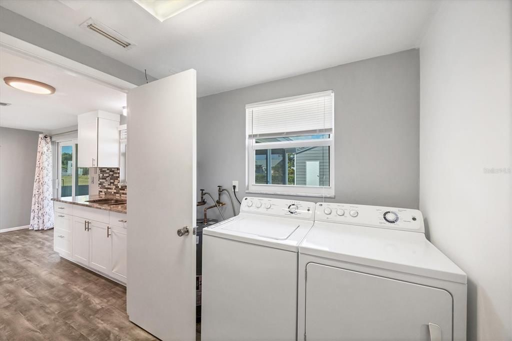 For Sale: $289,000 (2 beds, 1 baths, 816 Square Feet)