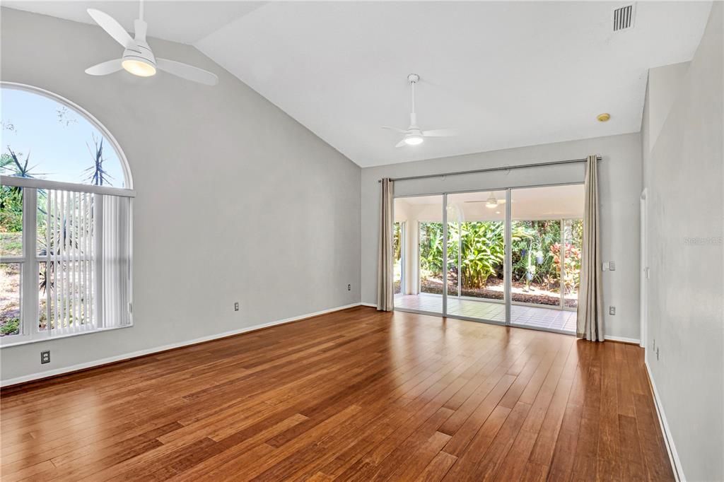 На продажу: $339,900 (3 спален, 2 ванн, 1564 Квадратных фут)