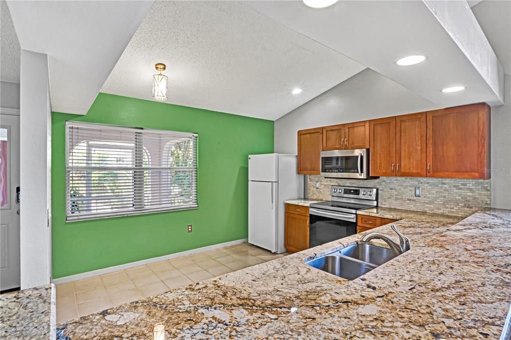 На продажу: $339,900 (3 спален, 2 ванн, 1564 Квадратных фут)