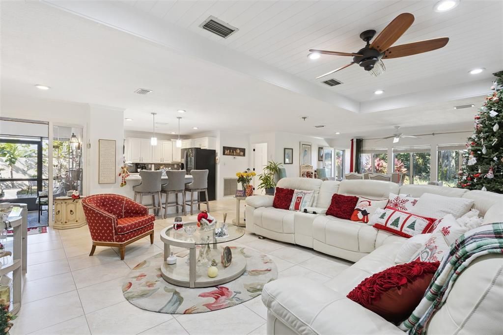 На продажу: $399,000 (2 спален, 2 ванн, 1688 Квадратных фут)