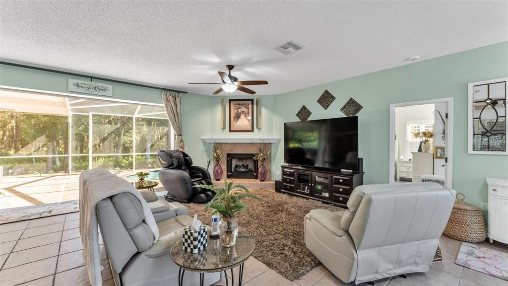 Activo con contrato: $645,000 (3 camas, 2 baños, 1976 Pies cuadrados)