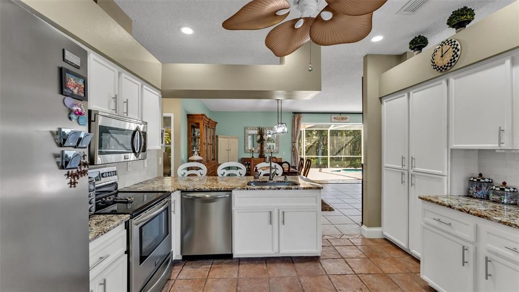 Activo con contrato: $645,000 (3 camas, 2 baños, 1976 Pies cuadrados)