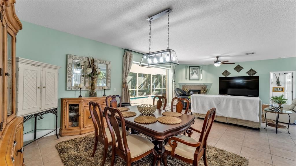 Activo con contrato: $645,000 (3 camas, 2 baños, 1976 Pies cuadrados)