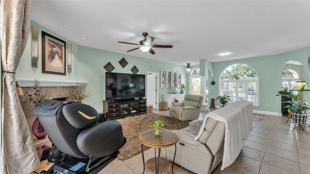 Activo con contrato: $645,000 (3 camas, 2 baños, 1976 Pies cuadrados)