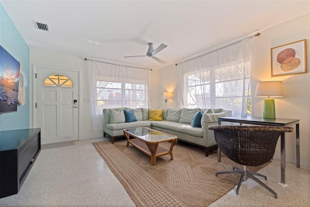 待售: $1,250,000 (4 贝兹, 0 浴室, 1640 平方英尺)