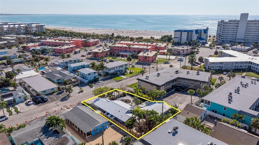 待售: $1,250,000 (4 贝兹, 0 浴室, 1640 平方英尺)