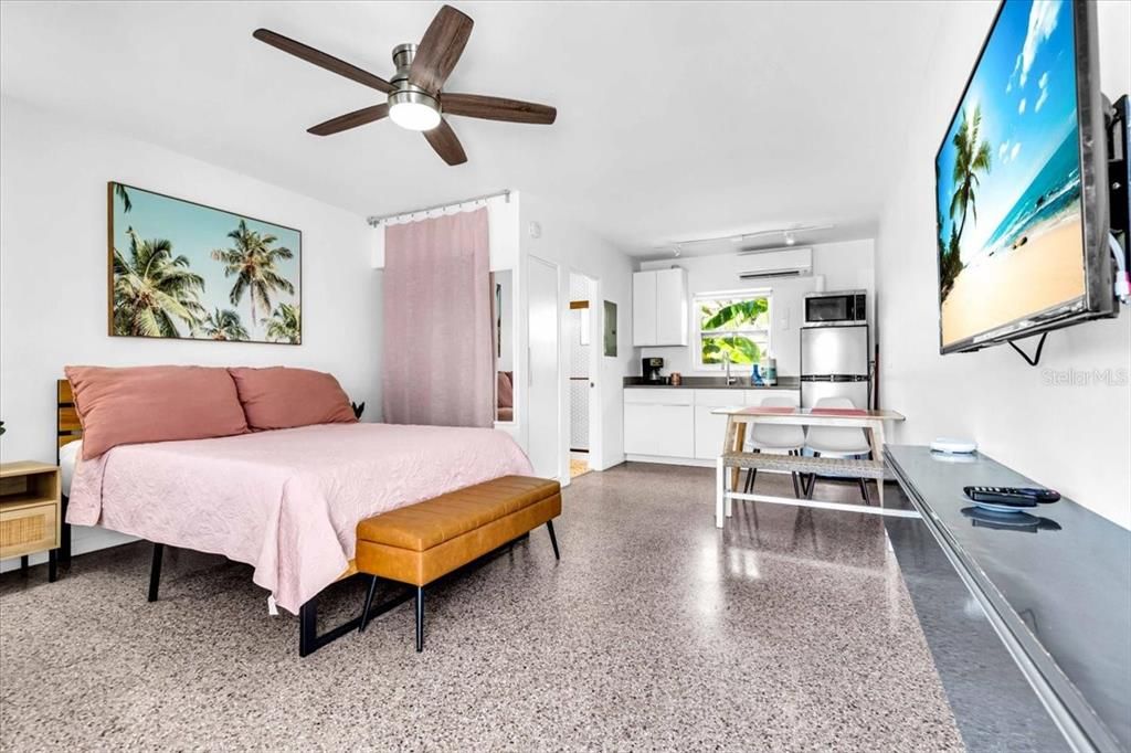 待售: $1,250,000 (4 贝兹, 0 浴室, 1640 平方英尺)