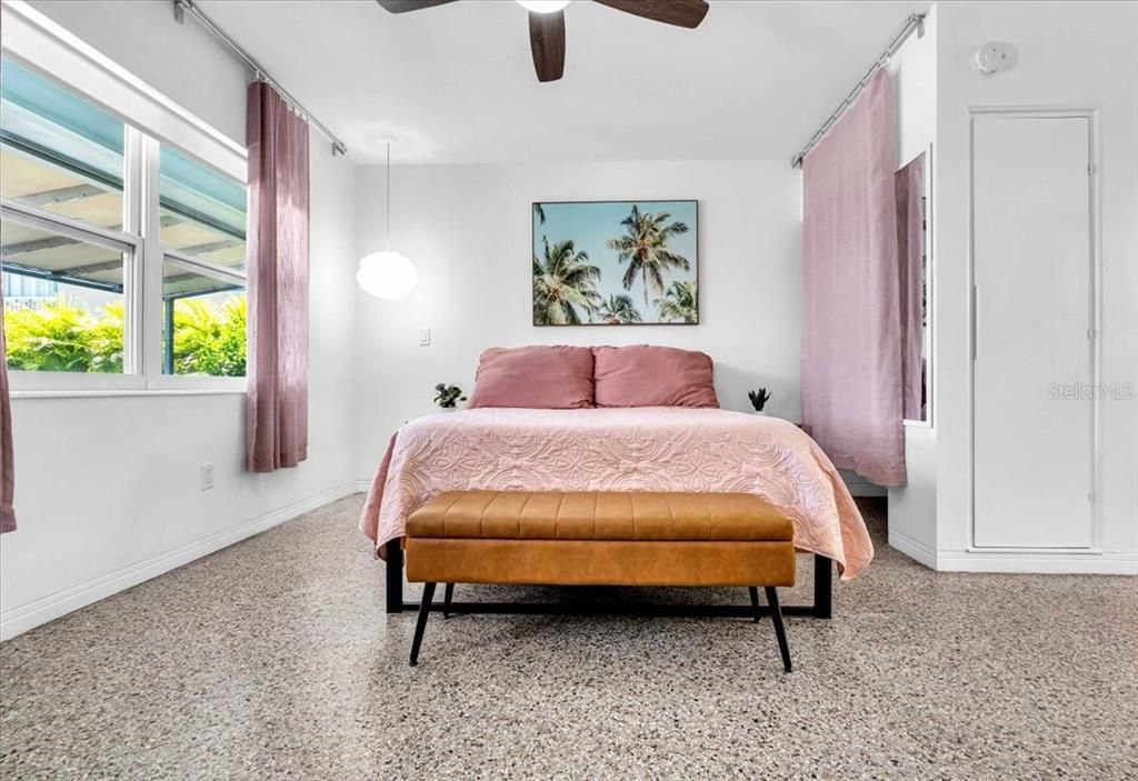 待售: $1,250,000 (4 贝兹, 0 浴室, 1640 平方英尺)