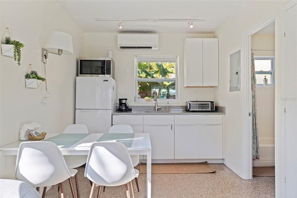 待售: $1,250,000 (4 贝兹, 0 浴室, 1640 平方英尺)