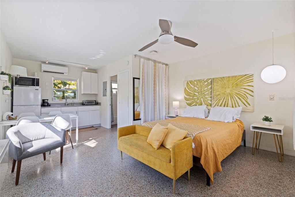 待售: $1,250,000 (4 贝兹, 0 浴室, 1640 平方英尺)