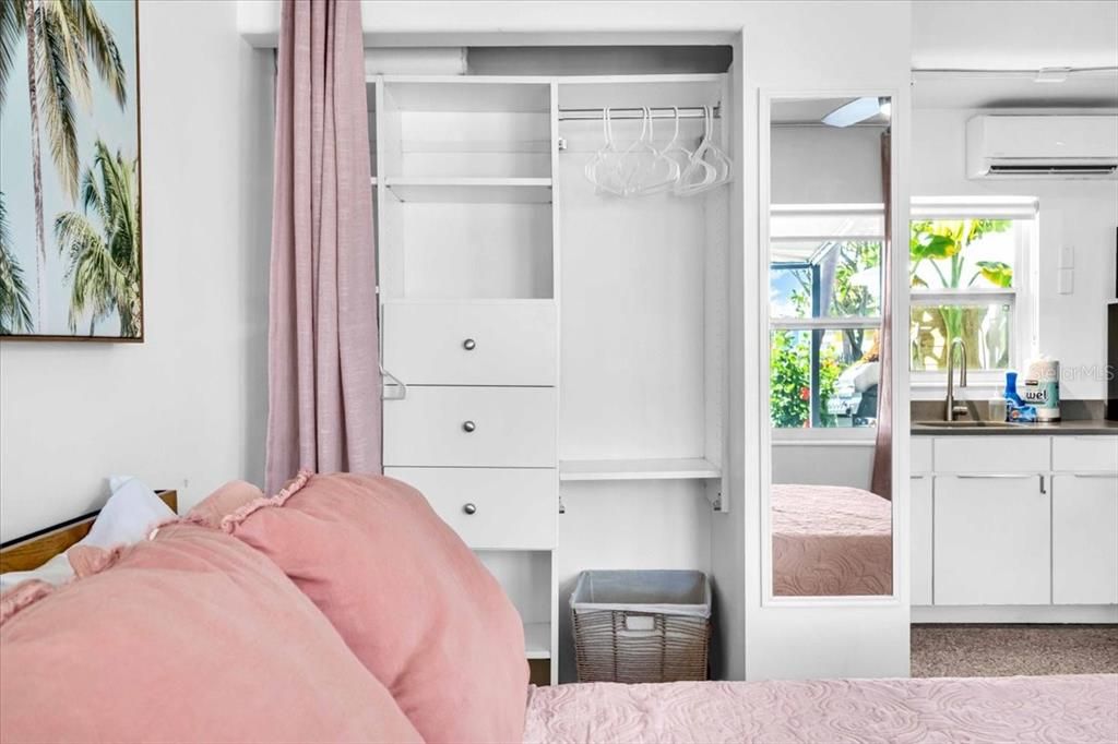 待售: $1,250,000 (4 贝兹, 0 浴室, 1640 平方英尺)