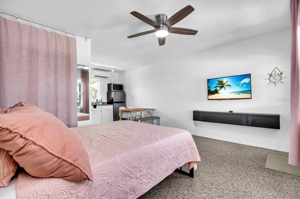 待售: $1,250,000 (4 贝兹, 0 浴室, 1640 平方英尺)