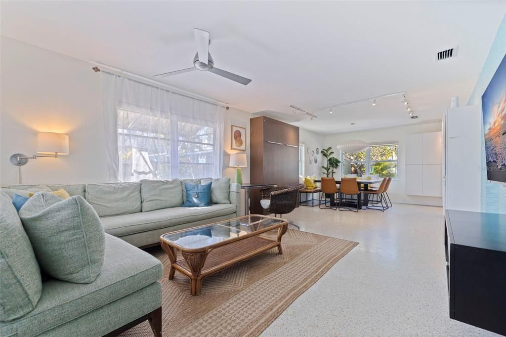 待售: $1,250,000 (4 贝兹, 0 浴室, 1640 平方英尺)