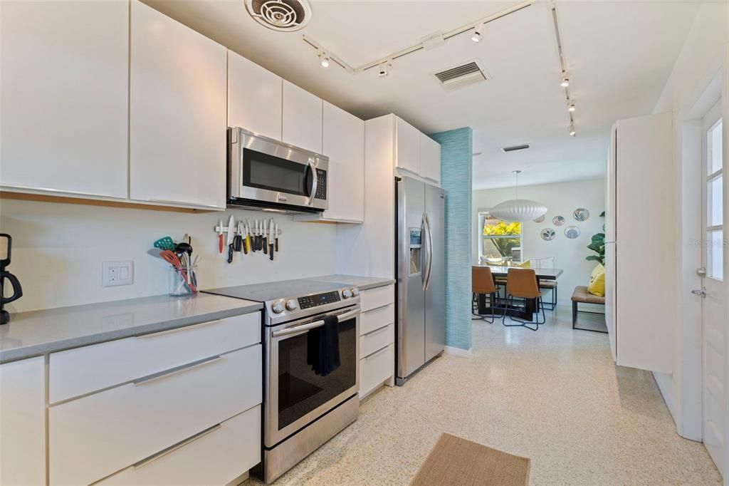 待售: $1,250,000 (4 贝兹, 0 浴室, 1640 平方英尺)