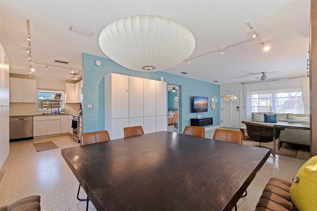 待售: $1,250,000 (4 贝兹, 0 浴室, 1640 平方英尺)