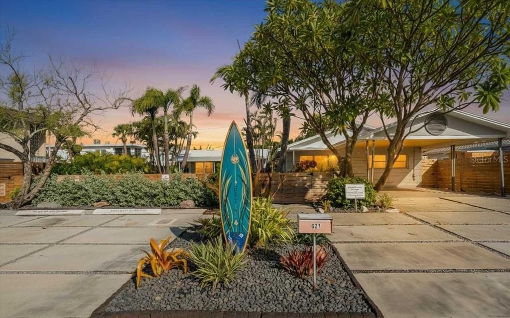 待售: $1,250,000 (4 贝兹, 0 浴室, 1640 平方英尺)