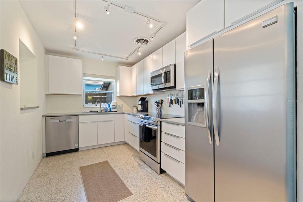 待售: $1,250,000 (4 贝兹, 0 浴室, 1640 平方英尺)