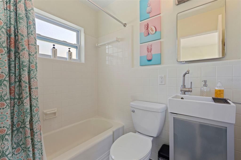 待售: $1,250,000 (4 贝兹, 0 浴室, 1640 平方英尺)