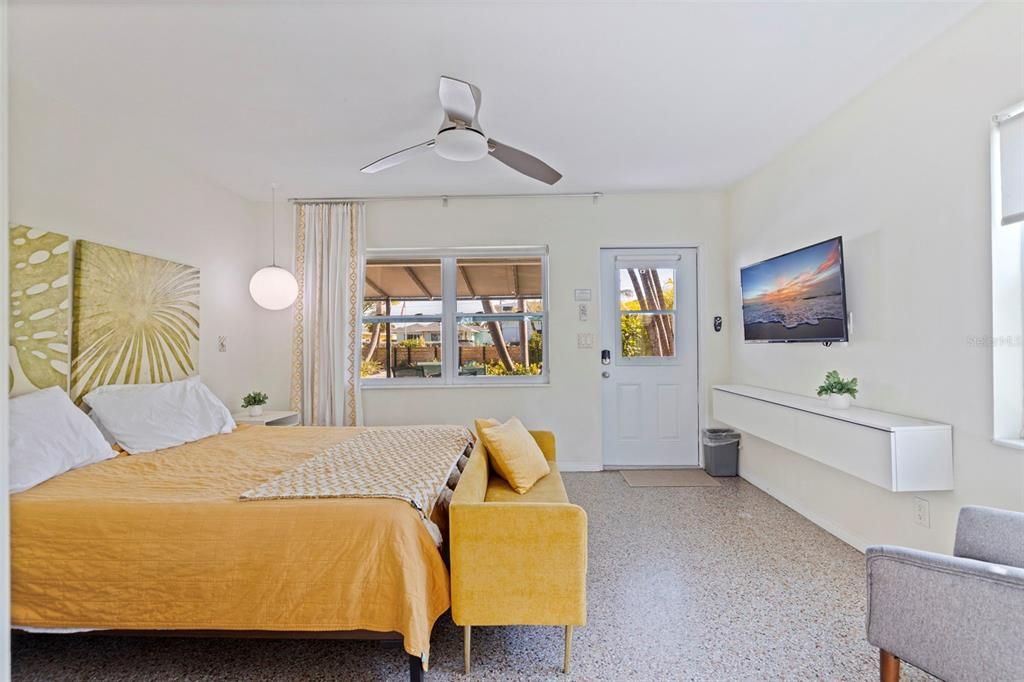 待售: $1,250,000 (4 贝兹, 0 浴室, 1640 平方英尺)