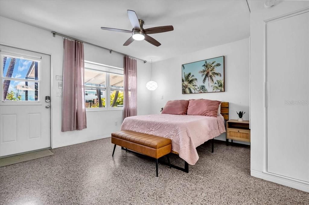 待售: $1,250,000 (4 贝兹, 0 浴室, 1640 平方英尺)