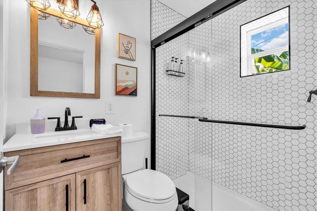 待售: $1,250,000 (4 贝兹, 0 浴室, 1640 平方英尺)