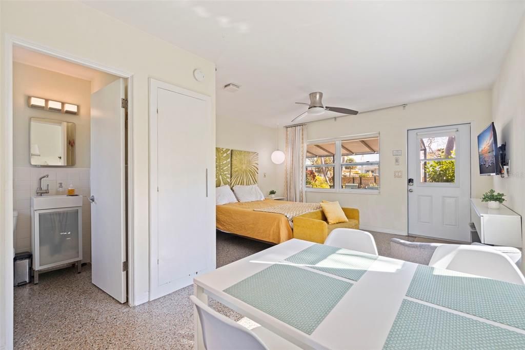 待售: $1,250,000 (4 贝兹, 0 浴室, 1640 平方英尺)