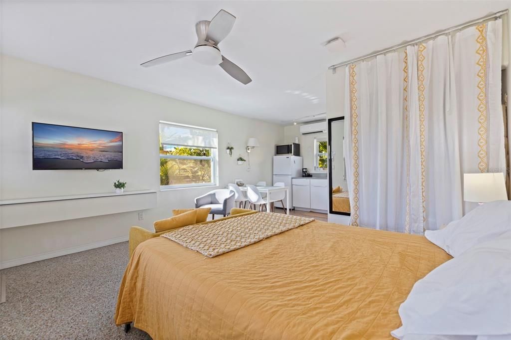 待售: $1,250,000 (4 贝兹, 0 浴室, 1640 平方英尺)