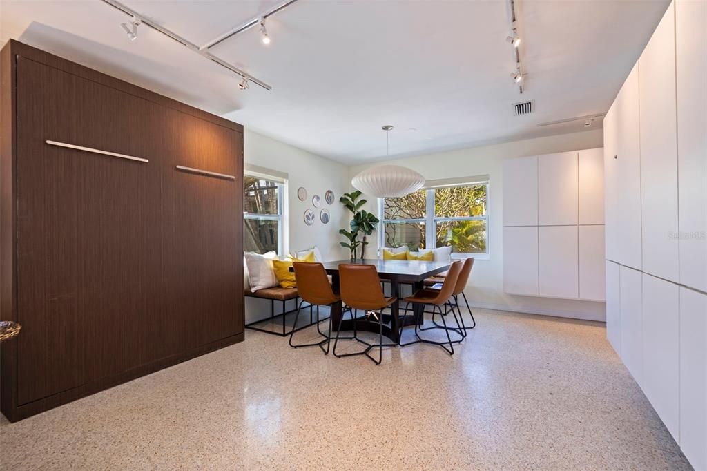 待售: $1,250,000 (4 贝兹, 0 浴室, 1640 平方英尺)