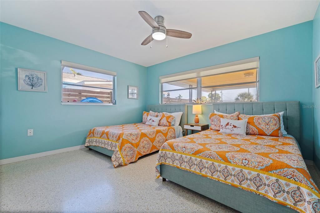 待售: $1,250,000 (4 贝兹, 0 浴室, 1640 平方英尺)